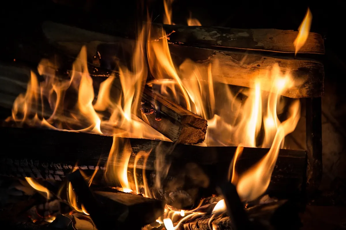 How to Tell a Ghost Story: British Folklore Techniques for Spooky Evenings